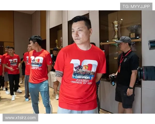 广州足球队耐力变革引发热议球迷期待新赛季的精彩表现与突破 广州足球队耐力变革引发热议球迷期待新赛季的精彩表现与突破