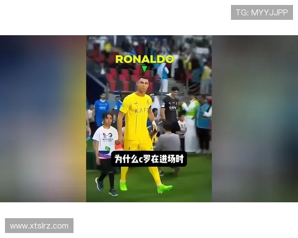 欧冠赛场惊现奇葩瞬间球迷冲入场内强抢C罗球衣